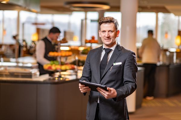 Karriere bei den Vivea Hotels - DAS SIEBEN | Restaurantleitung © Fotograf: Hannes Dabernig Karriere bei den Vivea Hotels - DAS SIEBEN | Restaurantleitung © Fotograf: Hannes Dabernig