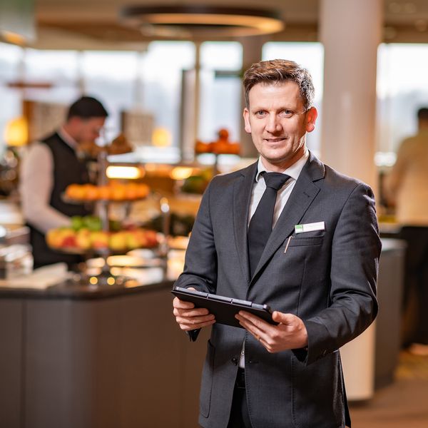 Karriere bei den Vivea Hotels - DAS SIEBEN | Restaurantleitung © Fotograf: Hannes Dabernig Karriere bei den Vivea Hotels - DAS SIEBEN | Restaurantleitung © Fotograf: Hannes Dabernig